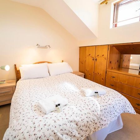 Charming City Centre Guest House กัลเวย์ ภายนอก รูปภาพ