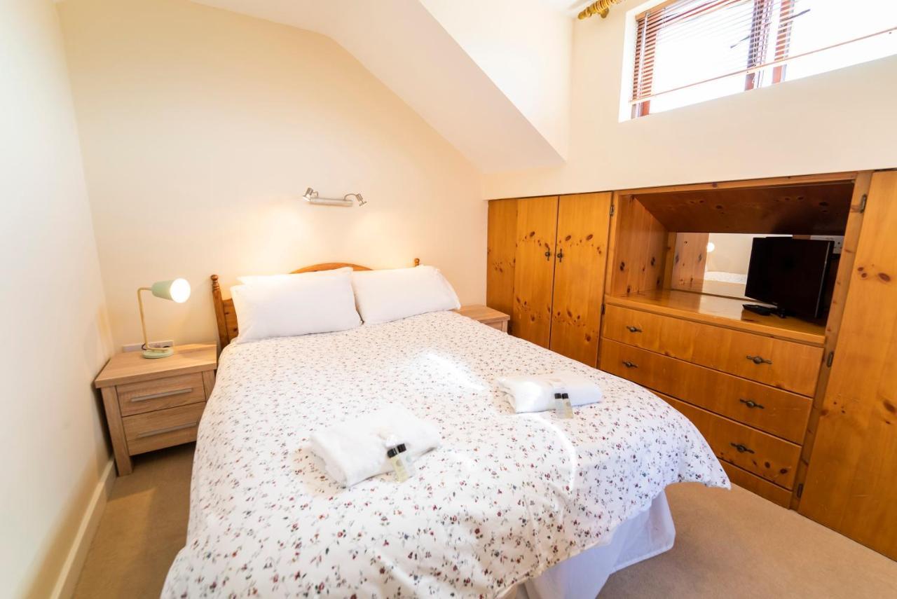 Charming City Centre Guest House กัลเวย์ ภายนอก รูปภาพ