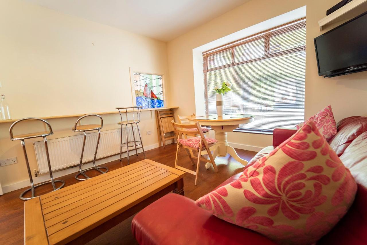 Charming City Centre Guest House กัลเวย์ ภายนอก รูปภาพ