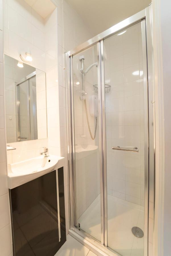 Charming City Centre Guest House กัลเวย์ ภายนอก รูปภาพ