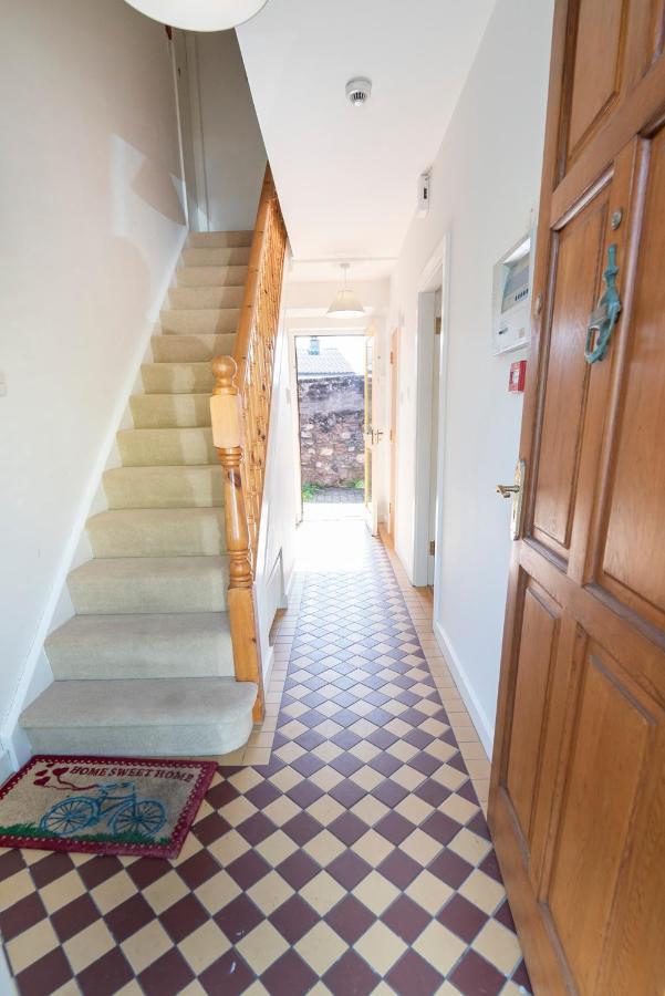 Charming City Centre Guest House กัลเวย์ ภายนอก รูปภาพ