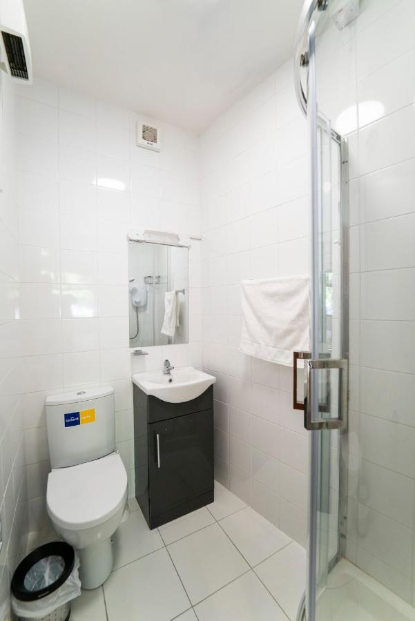 Charming City Centre Guest House กัลเวย์ ภายนอก รูปภาพ